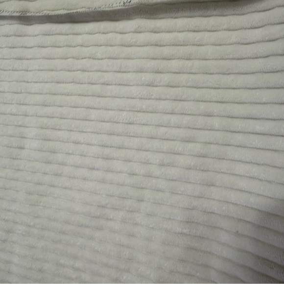 2 decorative home brilliant pillow covers 20X20
creamy white - Picture 5 of 9